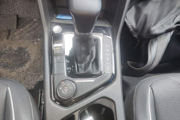 Used Volkswagen Tiguan L 2023 380TSI Automatic All-Wheel Drive R-Line Enhanced 7-Seater Gear Lever