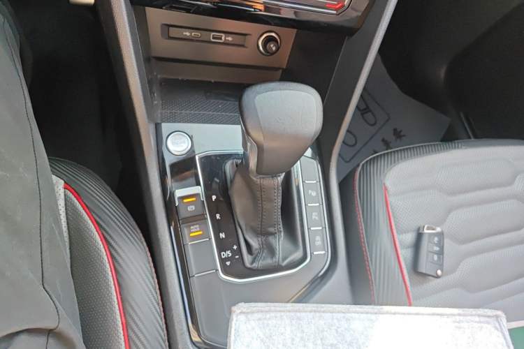 Used Volkswagen Tiguan L 2023 Restyled 330TSI Automatic Two-Wheel Drive R-Line Enhanced Comfort Version Gear Lever