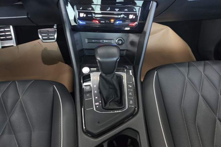 Used Volkswagen Tiguan L 2023 Restyled 330TSI Automatic Two-Wheel Drive R-Line Enhanced Comfort Version Gear Lever