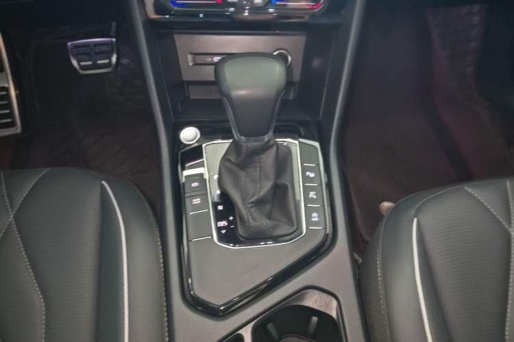 Used Volkswagen Tiguan L 2023 Restyled 330TSI Automatic Two-Wheel Drive R-Line Enhanced Comfort Version Gear Lever