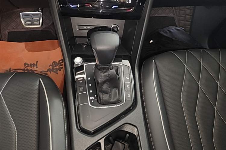 Used Volkswagen Tiguan L 2023 Restyled 330TSI Automatic Two-Wheel Drive R-Line Enhanced Comfort Version Gear Lever