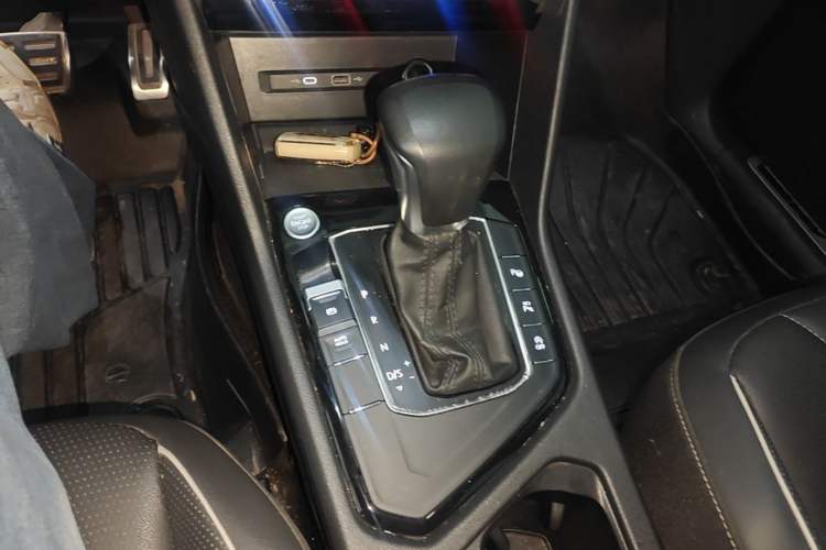 Used Volkswagen Tiguan L 2023 Restyled 330TSI Automatic Two-Wheel Drive R-Line Enhanced Comfort Version Gear Lever