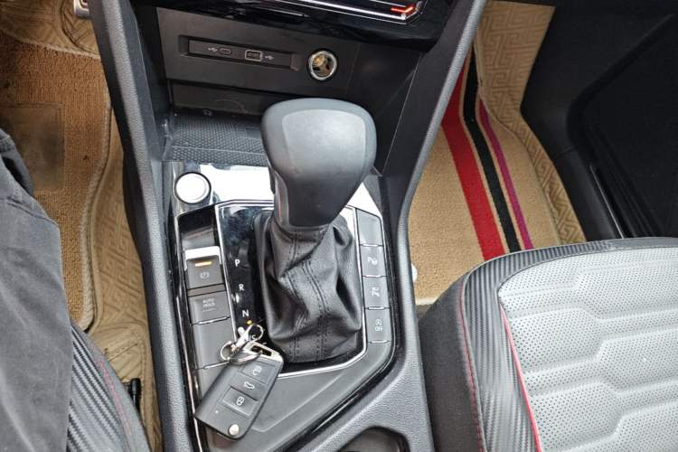 Used Volkswagen Tiguan L 2023 Restyled 330TSI Automatic Two-Wheel Drive R-Line Flagship Edition Gear Lever