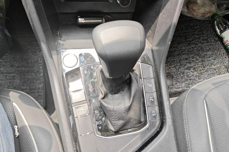 Used Volkswagen Tiguan L 2023 Restyled 330TSI Automatic Two-Wheel Drive R-Line Enhanced Comfort Version Gear Lever