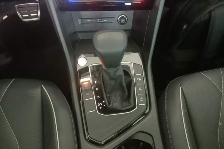 Used Volkswagen Tiguan L 2023 Restyled 330TSI Automatic Two-Wheel Drive R-Line Enhanced Comfort Version Gear Lever