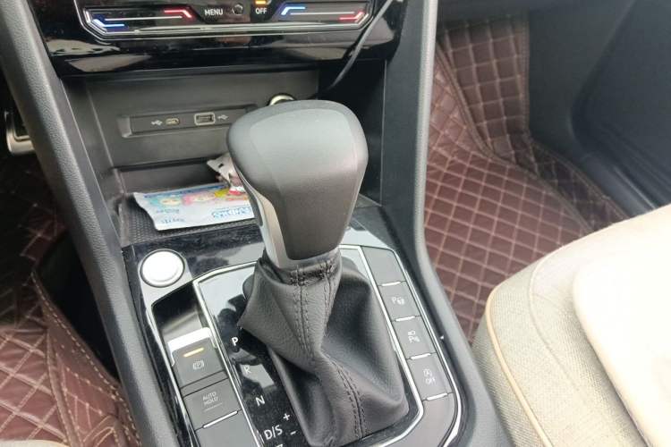 Used Volkswagen Tiguan L 2023 Restyled 330TSI Automatic Two-Wheel Drive R-Line Enhanced Comfort Version Gear Lever