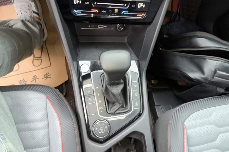 Used Volkswagen Tiguan L 2023 Facelift 380TSI Automatic All-Wheel Drive R-Line Flagship 7-Seater Gear Lever