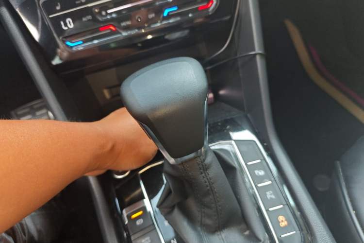 Used Volkswagen Tiguan L 2023 Restyled 330TSI Automatic Two-Wheel Drive R-Line Enhanced Comfort Version Gear Lever