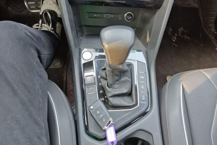 Used Volkswagen Tiguan L 2023 Restyled 330TSI Automatic Two-Wheel Drive R-Line Enhanced Comfort Version Gear Lever