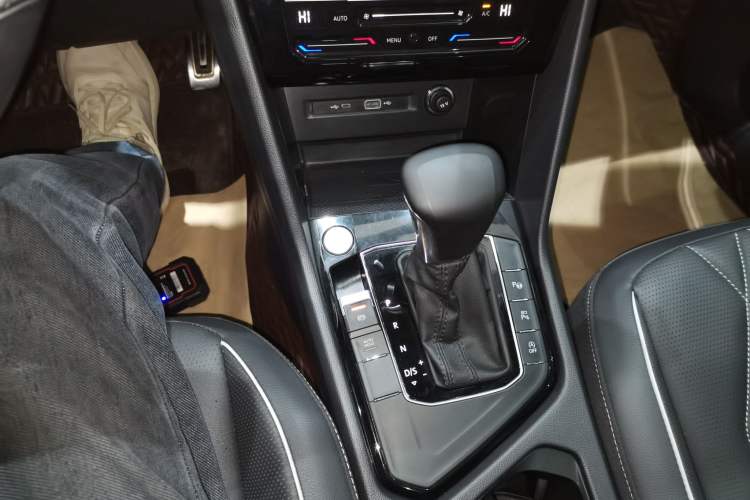 Used Volkswagen Tiguan L 2023 Restyled 330TSI Automatic Two-Wheel Drive R-Line Enhanced Comfort Version Gear Lever