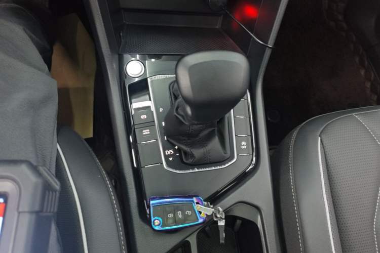 Used Volkswagen Tiguan L 2023 Revised Version 330TSI Automatic Two-Wheel Drive Smart Enjoyment Edition Gear Lever