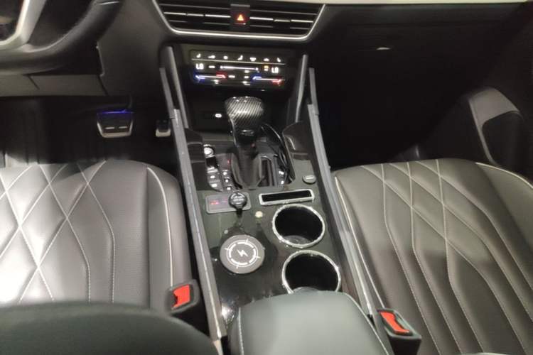 Used Volkswagen Tiguan L 2023 Restyled 330TSI Automatic Two-Wheel Drive R-Line Enhanced Comfort Version Gear Lever
