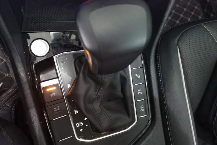 Used Volkswagen Tiguan L 2023 Restyled 330TSI Automatic Two-Wheel Drive R-Line Enhanced Comfort Version Gear Lever