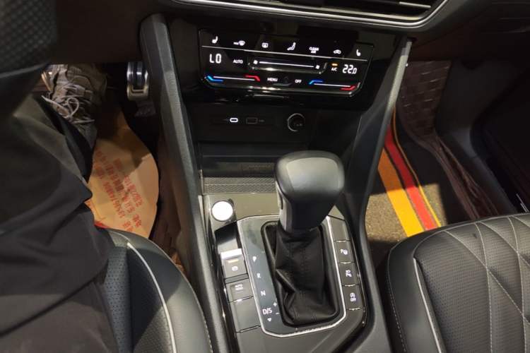 Used Volkswagen Tiguan L 2023 Restyled 330TSI Automatic Two-Wheel Drive R-Line Enhanced Comfort Version Gear Lever