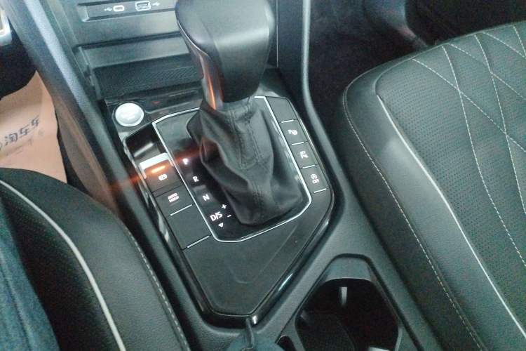 Used Volkswagen Tiguan L 2023 Restyled 330TSI Automatic Two-Wheel Drive R-Line Enhanced Comfort Version Gear Lever