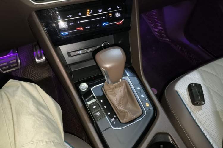 Used Volkswagen Tiguan L 2023 Restyled 330TSI Automatic Two-Wheel Drive R-Line Enhanced Comfort Version Gear Lever