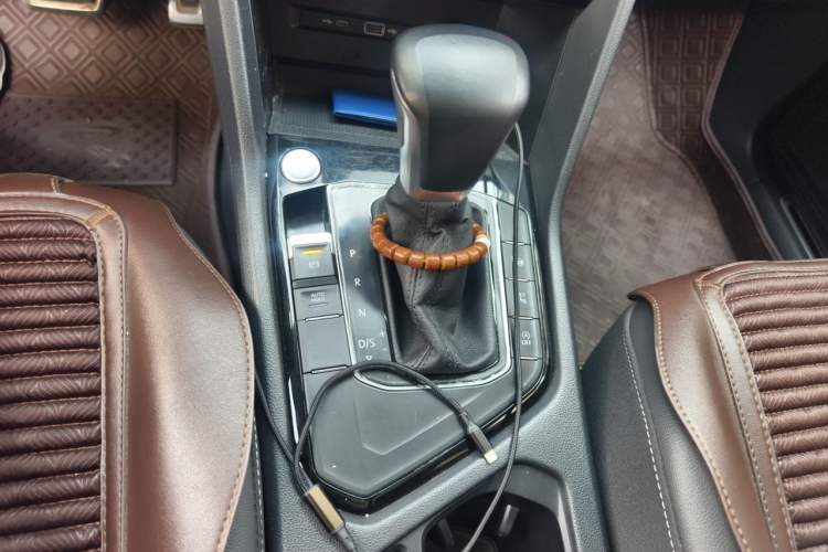 Used Volkswagen Tiguan L 2023 Restyled 330TSI Automatic Two-Wheel Drive R-Line Enhanced Comfort Version Gear Lever