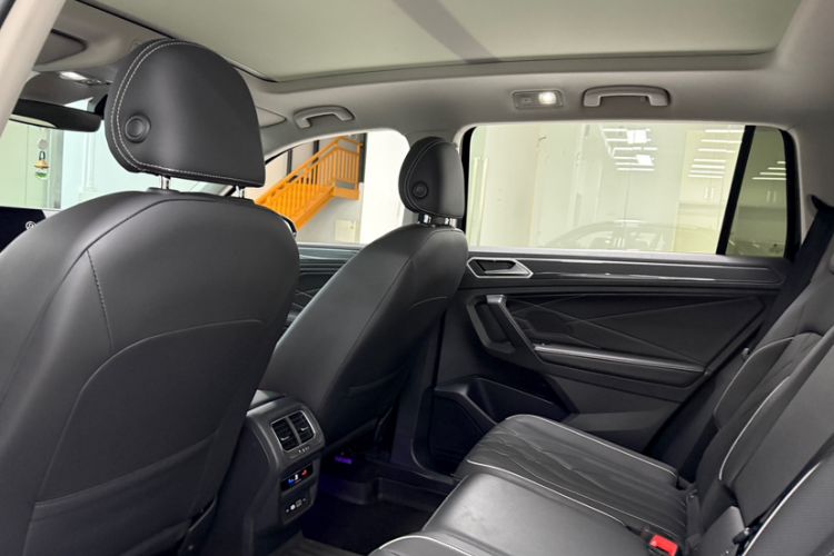 Used Volkswagen Tiguan L 2023 Restyled 330TSI Automatic Two-Wheel Drive R-Line Enhanced Comfort Version Headliner