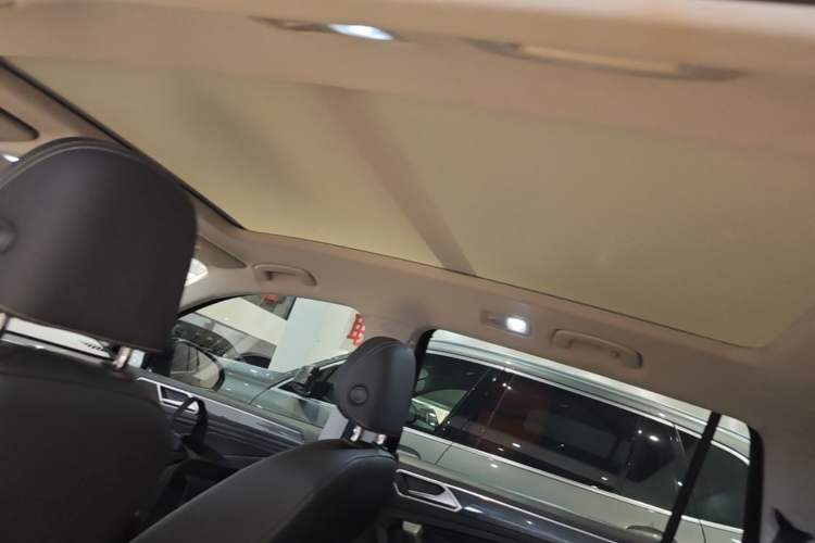 Used Volkswagen Tiguan L 2023 Restyled 330TSI Automatic Two-Wheel Drive R-Line Enhanced Comfort Version Headliner
