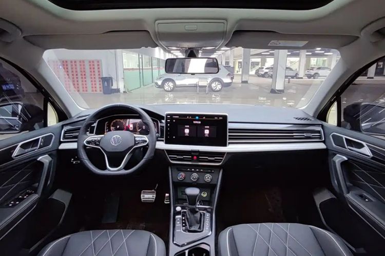 Used Volkswagen Tiguan L 2023 280TSI Automatic Two-Wheel Drive Trendy Innovation Limited Edition Interior 1