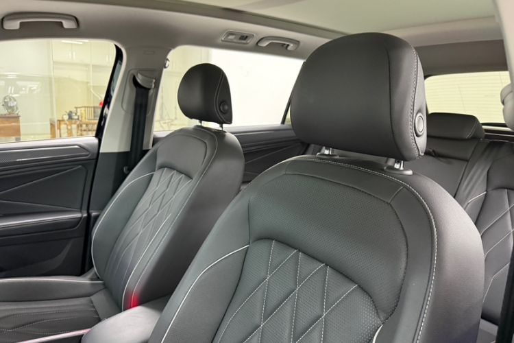 Used Volkswagen Tiguan L 2023 Restyled 330TSI Automatic Two-Wheel Drive R-Line Enhanced Comfort Version Interior 2