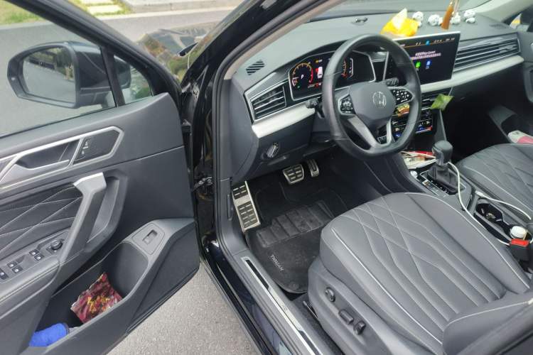 Used Volkswagen Tiguan L 2023 Restyled 330TSI Automatic Two-Wheel Drive R-Line Enhanced Comfort Version Interior 3