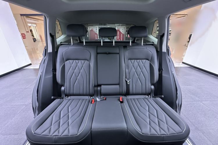 Used Volkswagen Tiguan L 2023 Restyled 330TSI Automatic Two-Wheel Drive R-Line Enhanced Comfort Version Interior 3