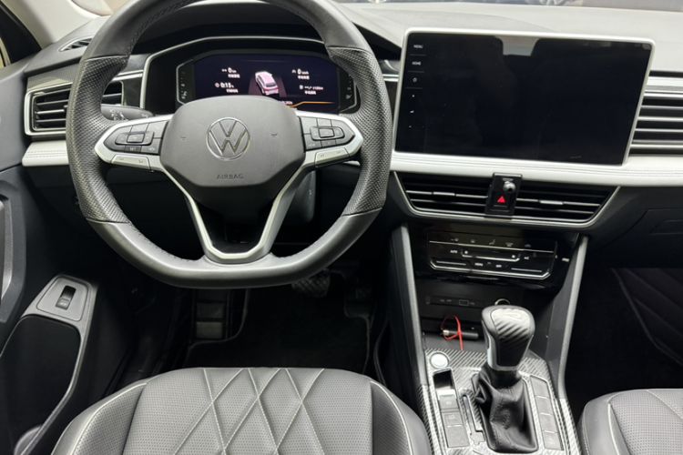 Used Volkswagen Tiguan L 2023 Revised Version 330TSI Automatic Two-Wheel Drive Smart Enjoyment Edition Interior 3