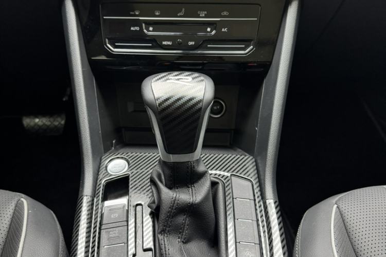 Used Volkswagen Tiguan L 2023 Revised Version 330TSI Automatic Two-Wheel Drive Smart Enjoyment Edition Interior 4