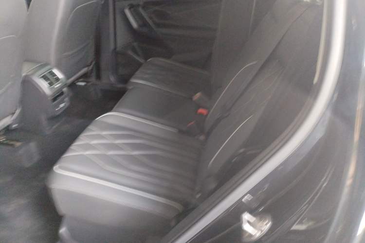 Used Volkswagen Tiguan L 2023 Restyled 330TSI Automatic Two-Wheel Drive R-Line Enhanced Comfort Version Interior 4