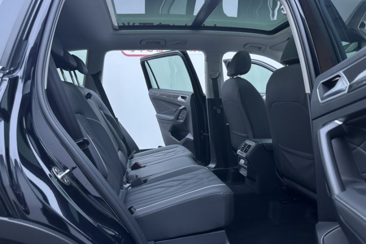 Used Volkswagen Tiguan L 2023 Restyled 330TSI Automatic Two-Wheel Drive R-Line Enhanced Comfort Version Interior 5