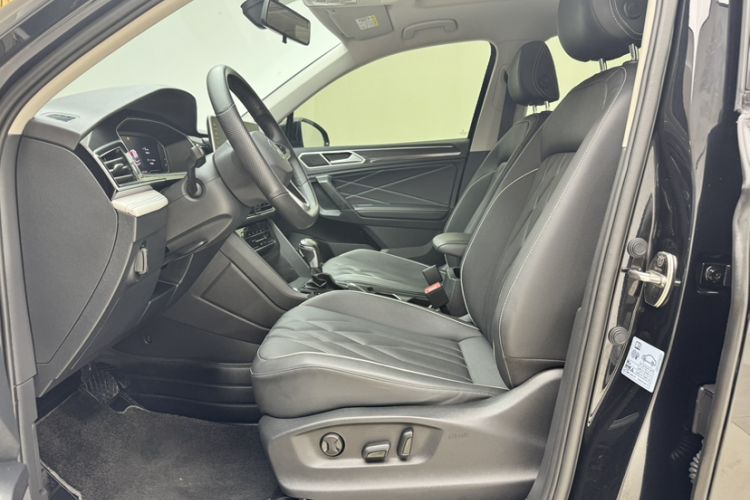 Used Volkswagen Tiguan L 2023 Revised Version 330TSI Automatic Two-Wheel Drive Smart Enjoyment Edition Interior 5