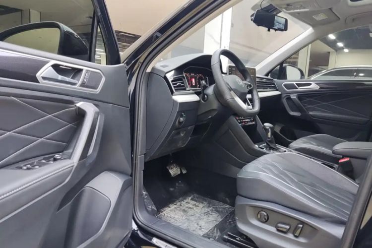 Used Volkswagen Tiguan L 2023 280TSI Automatic Two-Wheel Drive Trendy Innovation Limited Edition Interior 5