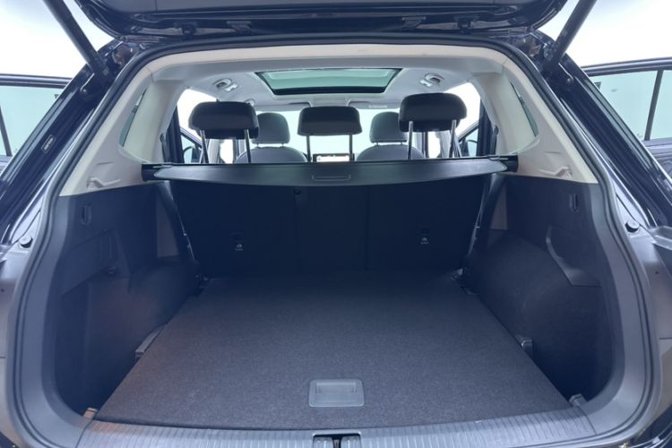 Used Volkswagen Tiguan L 2023 Restyled 330TSI Automatic Two-Wheel Drive R-Line Enhanced Comfort Version Interior 6