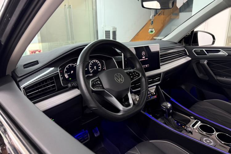 Used Volkswagen Tiguan L 2023 Restyled 330TSI Automatic Two-Wheel Drive R-Line Enhanced Comfort Version Interior 6