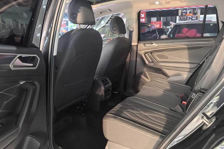 Used Volkswagen Tiguan L 2023 330TSI Automatic Two-Wheel Drive R-Line Enjoyment Edition Interior 6