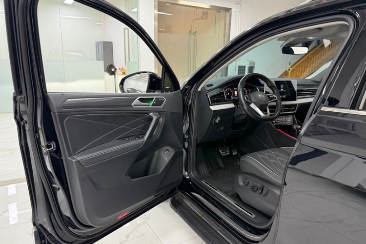Used Volkswagen Tiguan L 2023 Restyled 330TSI Automatic Two-Wheel Drive R-Line Enhanced Comfort Version Interior 7