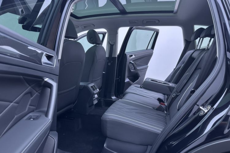 Used Volkswagen Tiguan L 2023 Restyled 330TSI Automatic Two-Wheel Drive R-Line Enhanced Comfort Version Interior 8