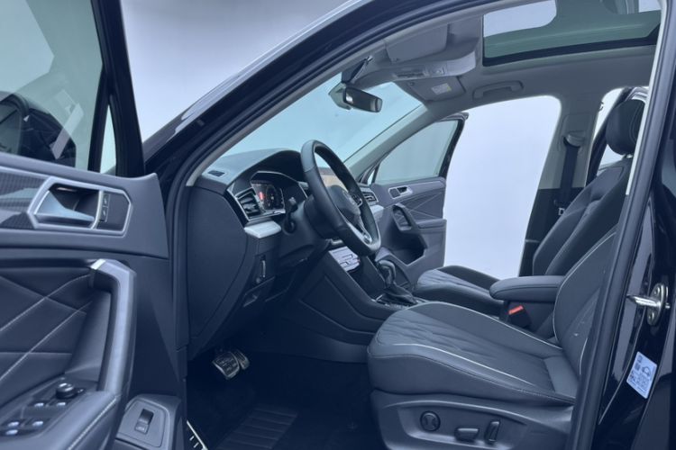 Used Volkswagen Tiguan L 2023 Restyled 330TSI Automatic Two-Wheel Drive R-Line Enhanced Comfort Version Interior 9