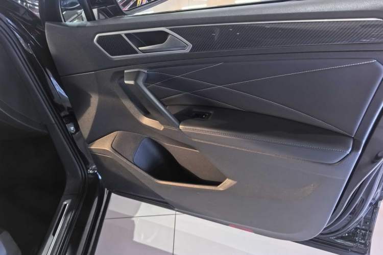 Used Volkswagen Tiguan L 2023 330TSI Automatic Two-Wheel Drive R-Line Enjoyment Edition Interior 9