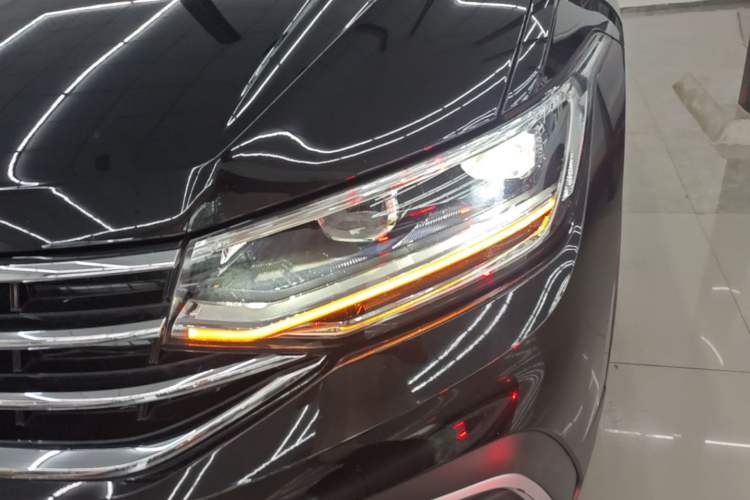 Used Volkswagen Tiguan L 2023 Revised Version 330TSI Automatic Two-Wheel Drive Smart Enjoyment Edition Left Front Headlight