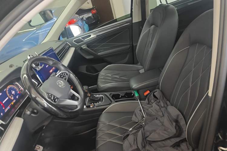Used Volkswagen Tiguan L 2023 Restyled 330TSI Automatic Two-Wheel Drive R-Line Enhanced Comfort Version Left Front Seat