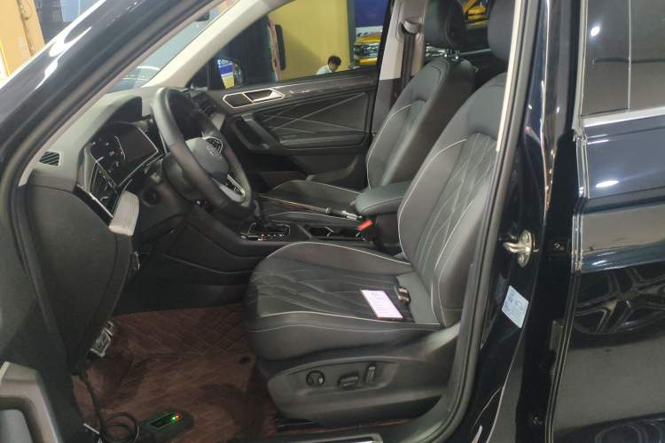 Used Volkswagen Tiguan L 2023 Restyled 330TSI Automatic Two-Wheel Drive R-Line Enhanced Comfort Version Left Front Seat
