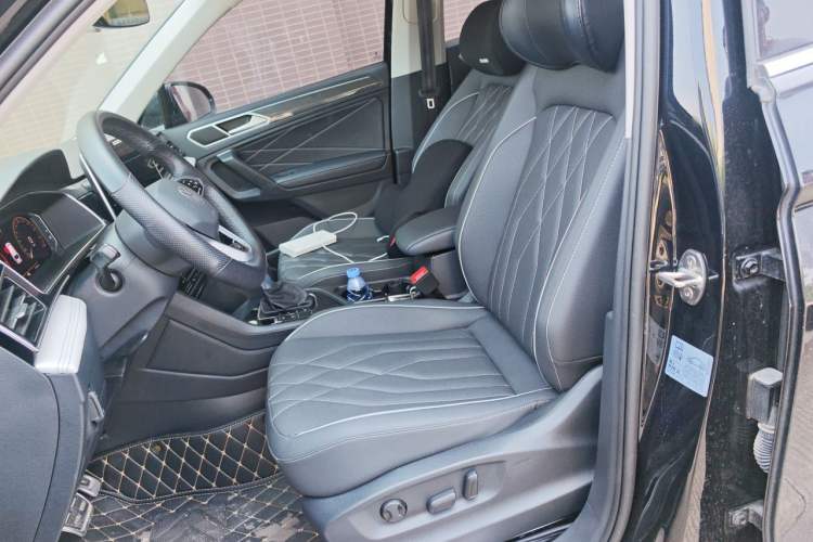 Used Volkswagen Tiguan L 2023 330TSI Automatic Two-Wheel Drive R-Line Enjoyment Edition Left Front Seat