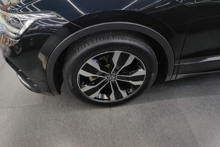 Used Volkswagen Tiguan L 2023 Restyled 330TSI Automatic Two-Wheel Drive R-Line Enhanced Comfort Version Left Front Wheel Hub