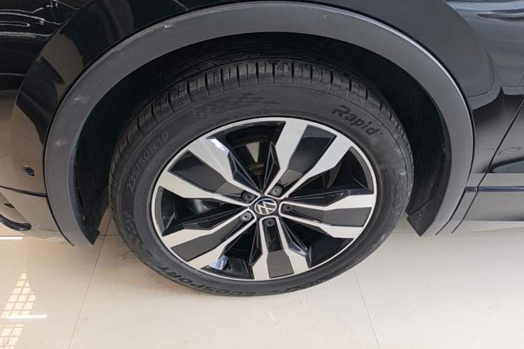 Used Volkswagen Tiguan L 2023 Restyled 330TSI Automatic Two-Wheel Drive R-Line Enhanced Comfort Version Left Front Wheel Hub