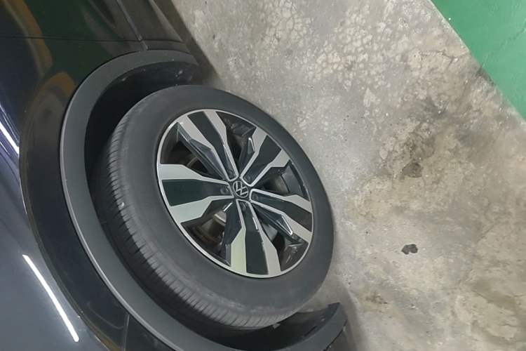 Used Volkswagen Tiguan L 2023 330TSI Automatic Two-Wheel Drive R-Line Enjoyment Edition Left Front Wheel Hub