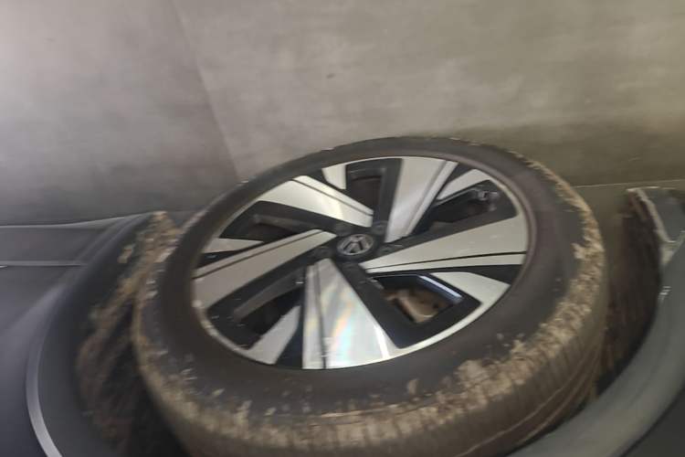 Used Volkswagen Tiguan L 2023 Restyled 330TSI Automatic Two-Wheel Drive R-Line Enhanced Comfort Version Left Front Wheel Hub