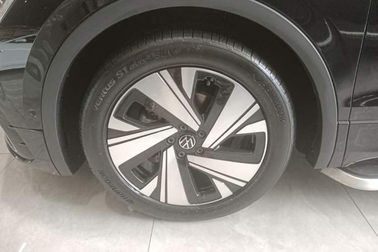 Used Volkswagen Tiguan L 2023 Restyled 330TSI Automatic Two-Wheel Drive R-Line Enhanced Comfort Version Left Front Wheel Hub