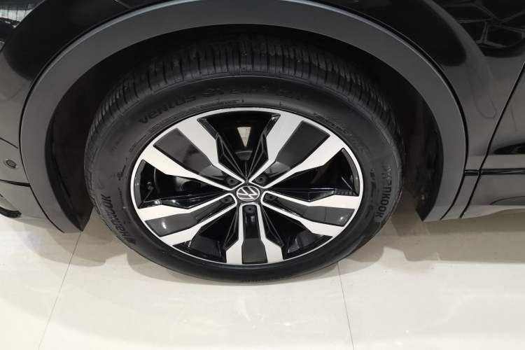 Used Volkswagen Tiguan L 2023 Restyled 330TSI Automatic Two-Wheel Drive R-Line Enhanced Comfort Version Left Front Wheel Hub
